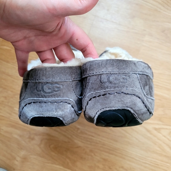 UGG | Men's Slippers - Picture 4 of 9
